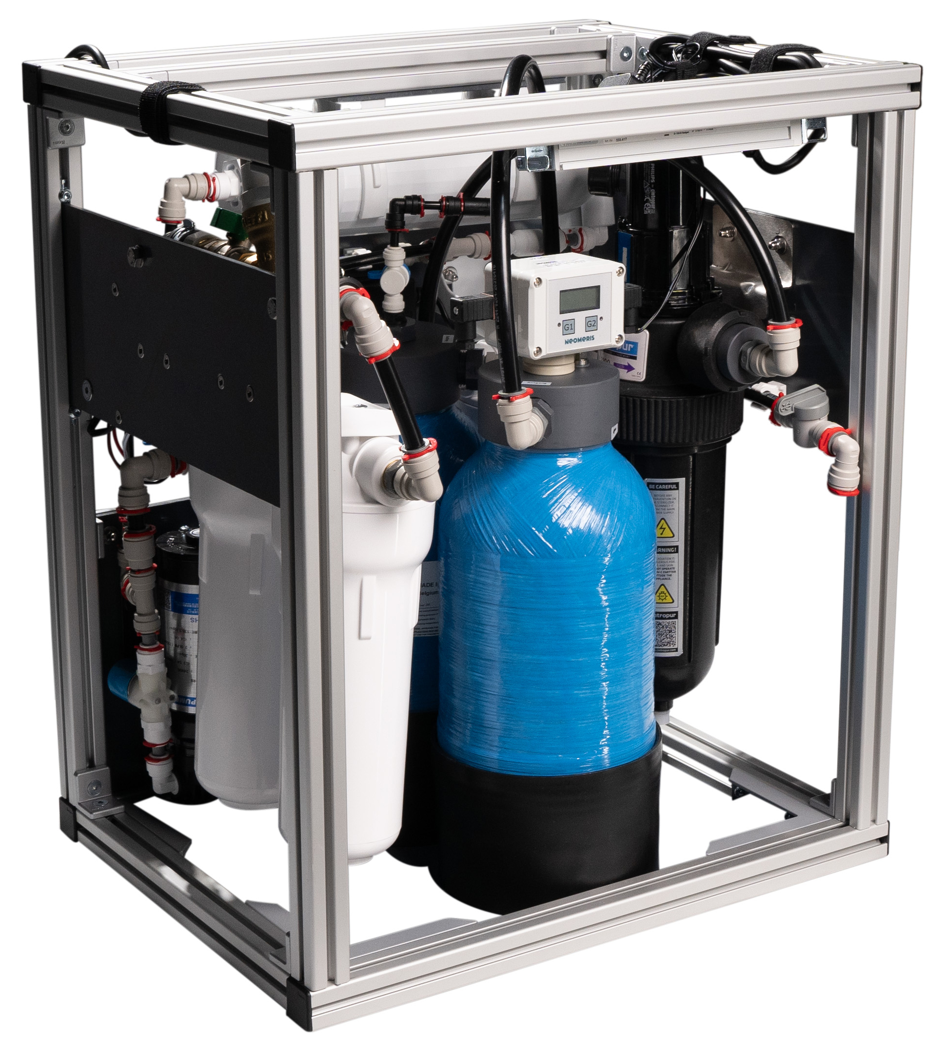 NeoPureMini Untertischanlage Seitenansicht mit Filtergehäuse, Dosierpumpen im Rahmen, Edelstahlrahmen sichtbar, mehrstufiges Diluat-System, kompakte Wasseraufbereitung