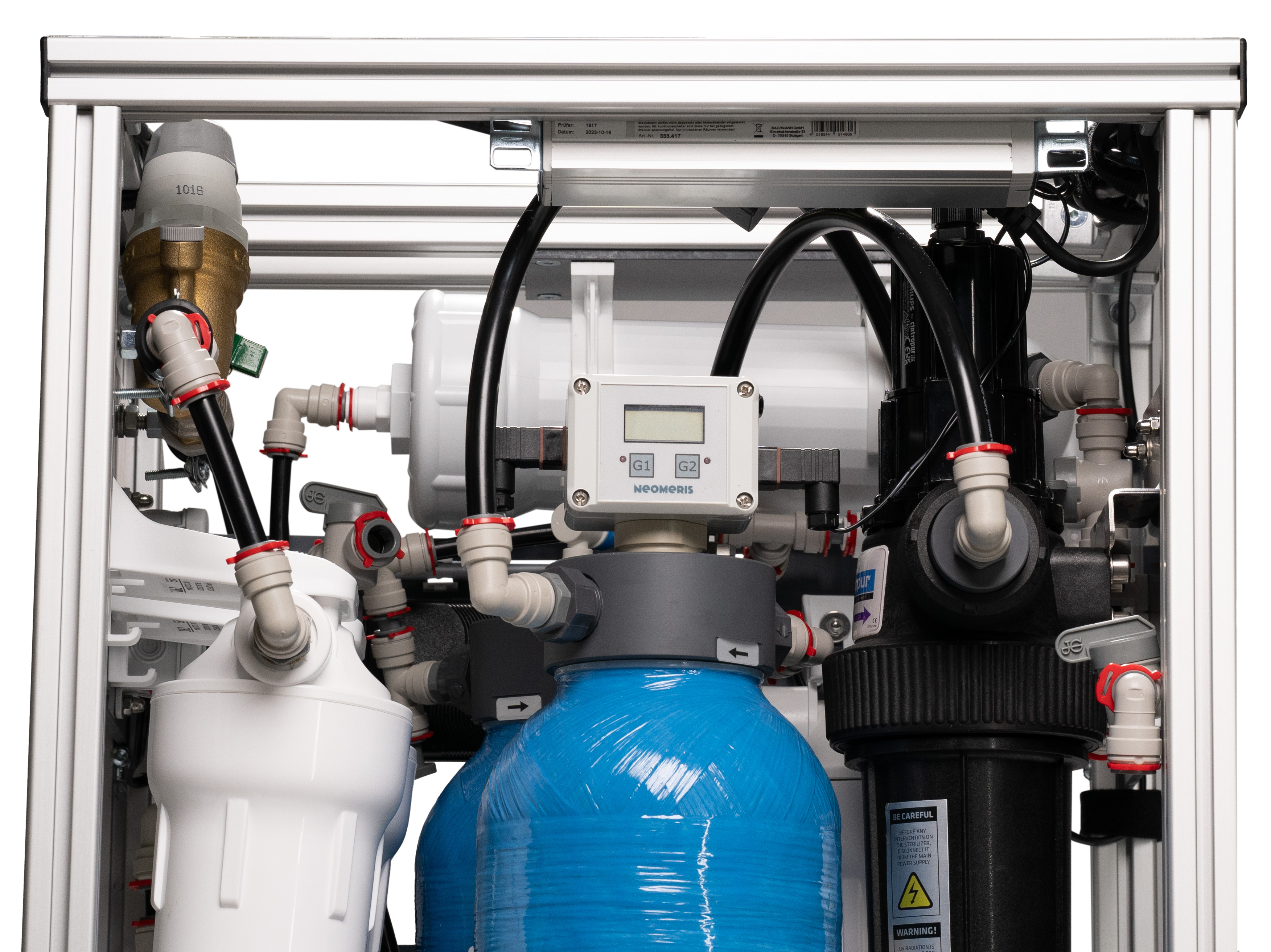 NeoPureMini Teilauschnitt oben, Steuerdisplay und Dosierflasche, mehrstufiges Filtersystem, platzsparend montiert, mehrstufiges Untertisch-Diluatmodell, professionelle Aufbereitungslösung