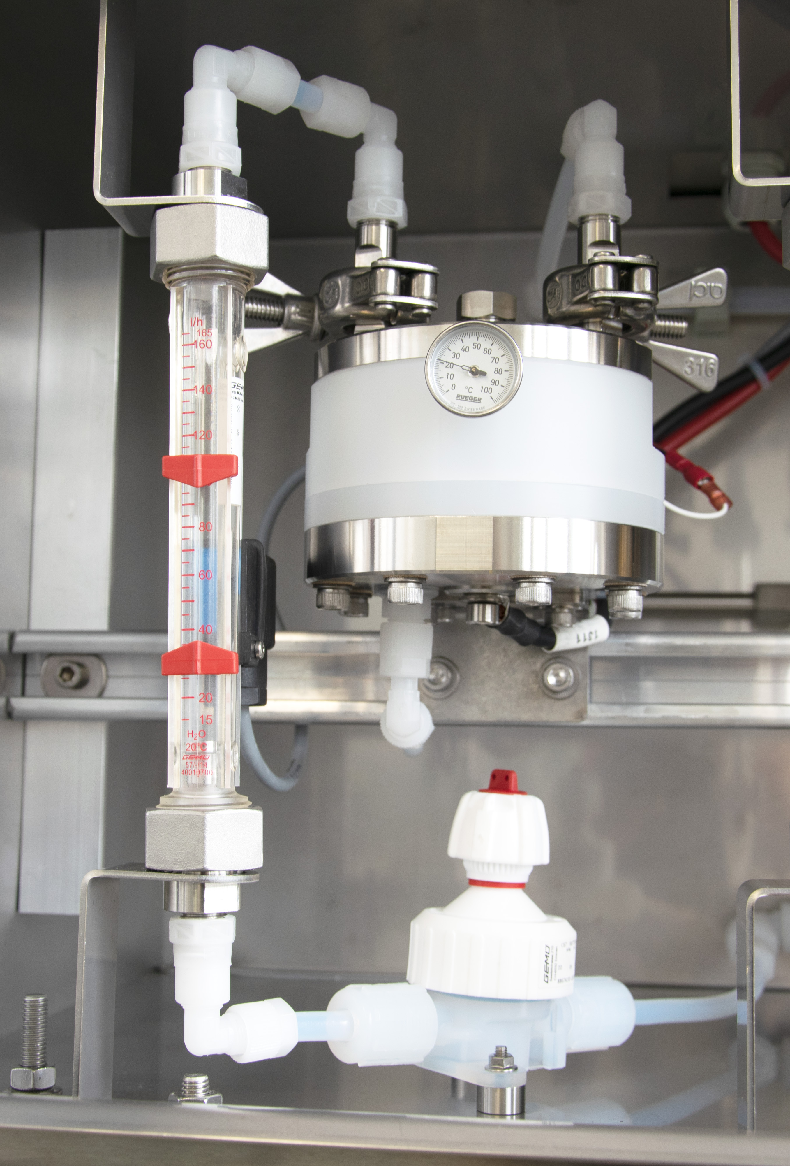 Ozonia Membrel MkV-S-2, Sicht auf Elektrolysezelle mit Temperatur- und Durchflussüberwachung