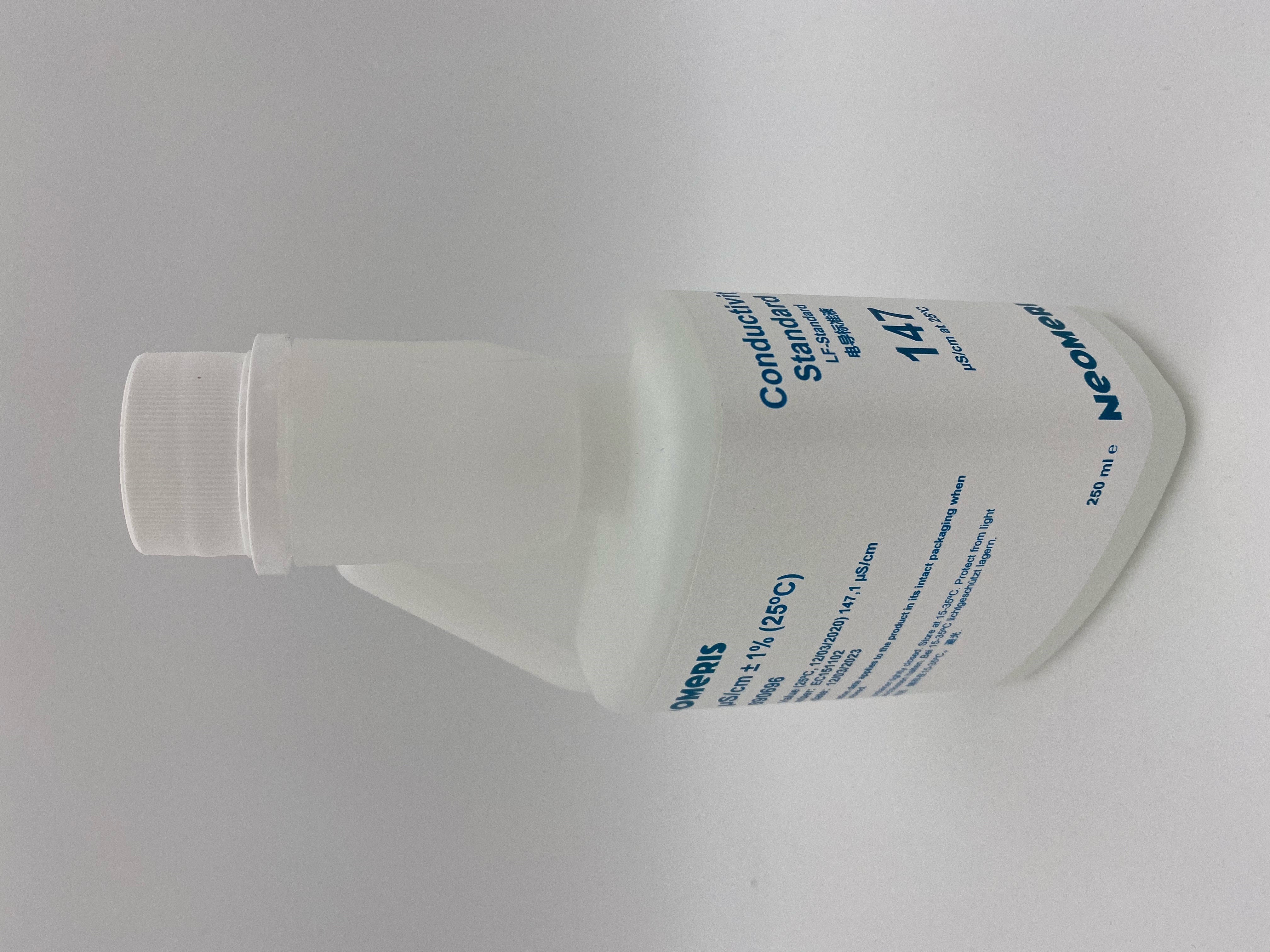 Leitfähigkeitskalibrierlösung, Flasche mit zusammengedrücktem Bereich zur Ausgabe der Lösung, hygienischer Verschluss schützt vor Verunreinigung