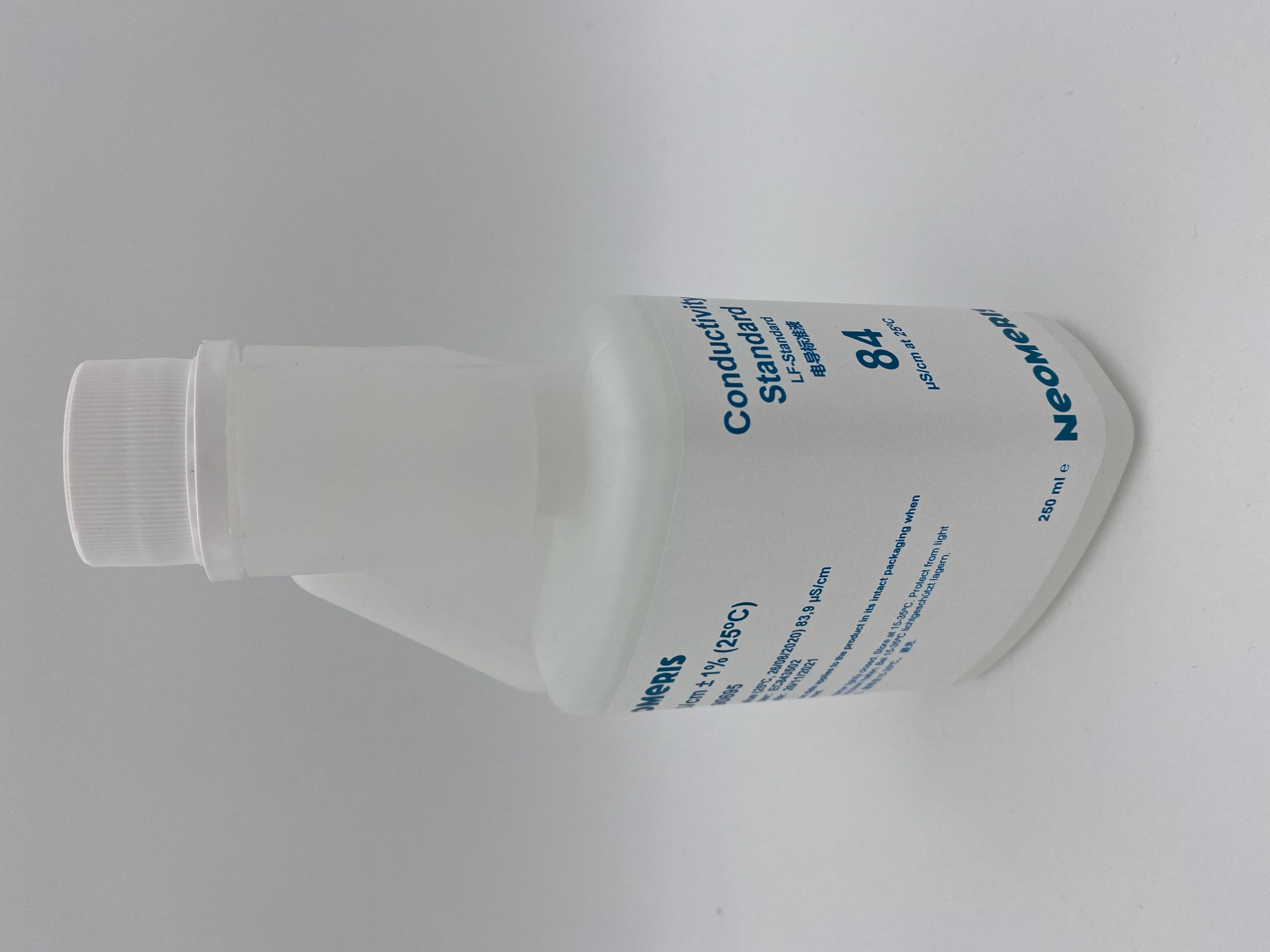 Leitfähigkeitskalibrierlösung, Flasche mit gedrücktem oberen Bereich zur Lösungsausgabe