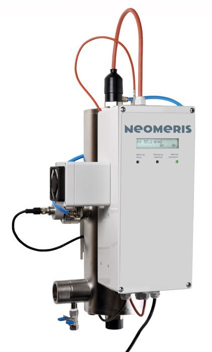 UV professional DVGW HOT 24 m³/h, Frontansicht mit Edelstahlgehäuse, UV-C Desinfektions-gerät mit LCD-Anzeige, UV-C Strahler eingebaut.
