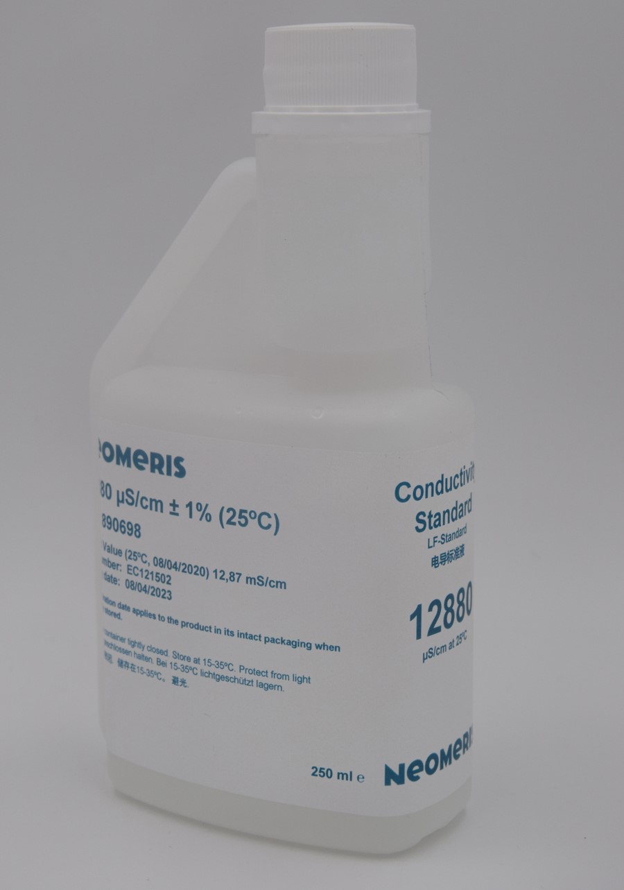 Leitfähigkeitskalibrierlösung, Frontansicht Flasche 250 ml, Hygieneverschluss, klare Flüssigkeit sichtbar, kompakte Form, praktisches Handling