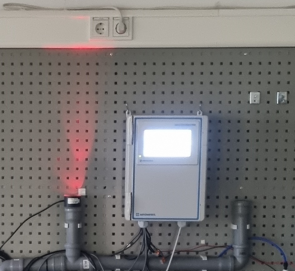 N-LF420 0-50µS Leitfähigkeitsmessgerät mit 4-20mA Ausgang, LED Anzeige und 3/4 Zoll Einschraubgewinde, rote LED leuchtet, robustes POM Gehäuse, Acrylglas Vision-Panel