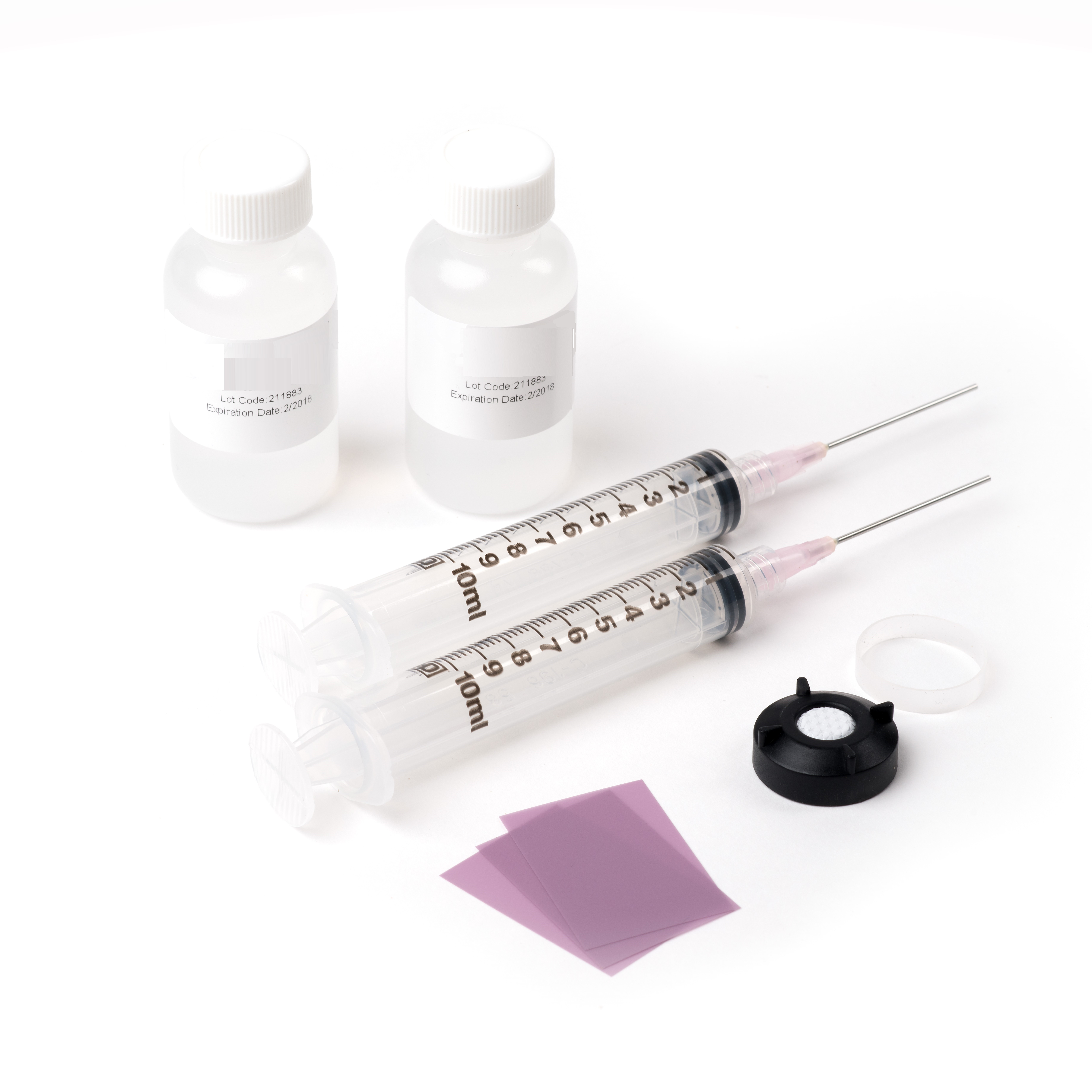 Chlordioxid Sensor Wartungs Set, geordnete Ansicht aller Komponenten, Ersatz Membrankappe sichtbar, zwei Elektrolyt Flaschen, Spritzen und Poliervierecke