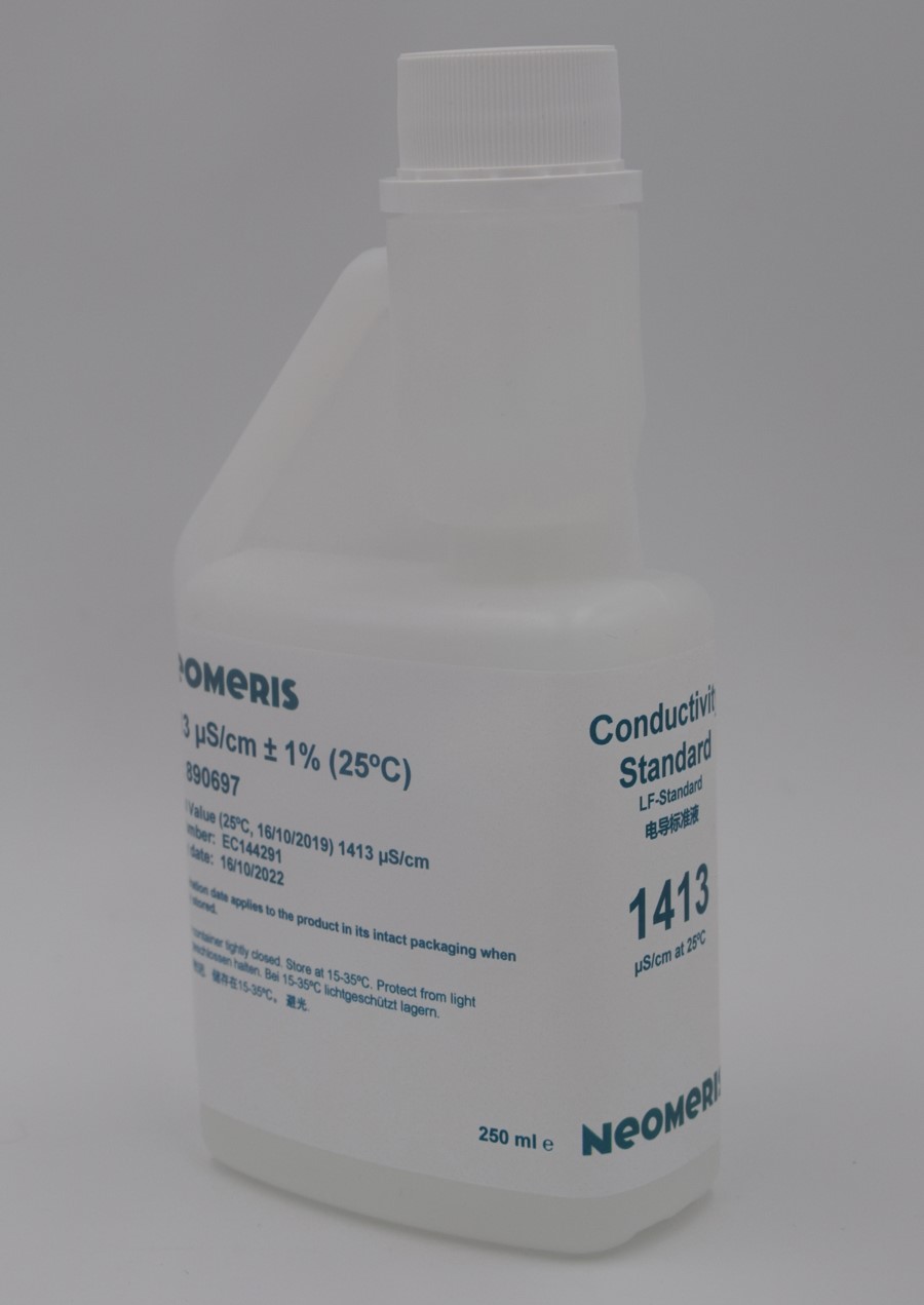 Leitfähigkeitskalibrierlösung, Flasche mit zusammengedrücktem Bereich zur Dosierung, hygienischer Verschluss, sichere Handhabung